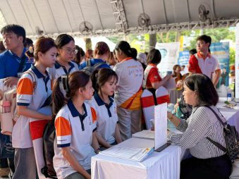 Sinh viên tham gia phỏng vấn tại Sàn Giao dịch việc làm 2026