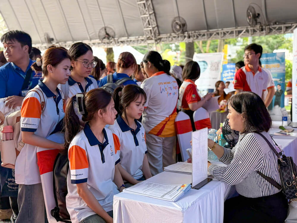 Sinh viên tham gia phỏng vấn tại Sàn Giao dịch việc làm 2026