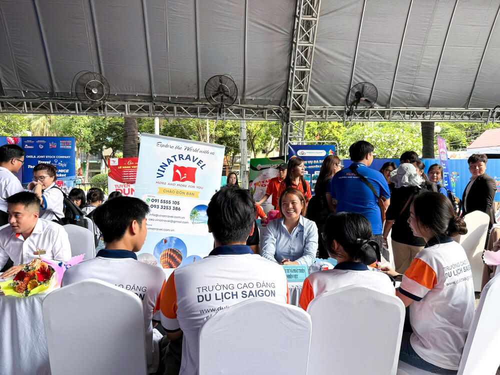 Sinh viên tham gia phỏng vấn tại Sàn Giao dịch việc làm