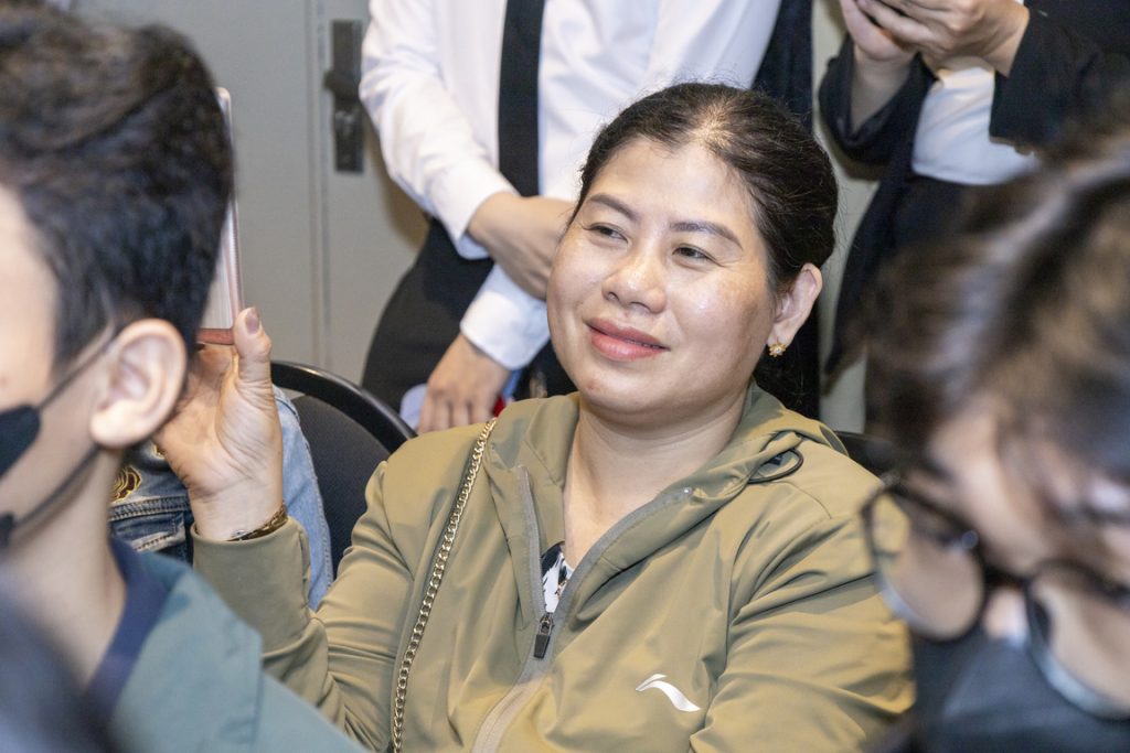 Tân sinh viên tham dự Sinh hoạt đầu khóa, Phụ huynh nói gì khi lần đầu đưa con đến Trường nhập học