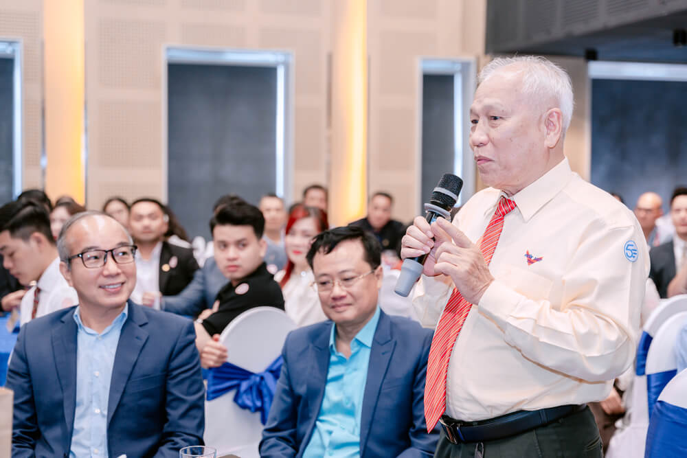 Thầy Lê Hiệu – Cựu giảng viên DLSG phát biểu cảm nghĩ tại buổi họp mặt