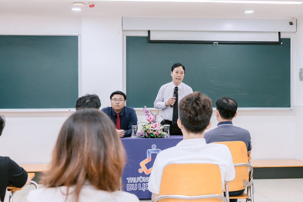 Thầy Nguyễn Trọng Hoàng - Phó hiệu trưởng Trường Cao đẳng Du lịch Sài Gòn phát biểu khai giảng