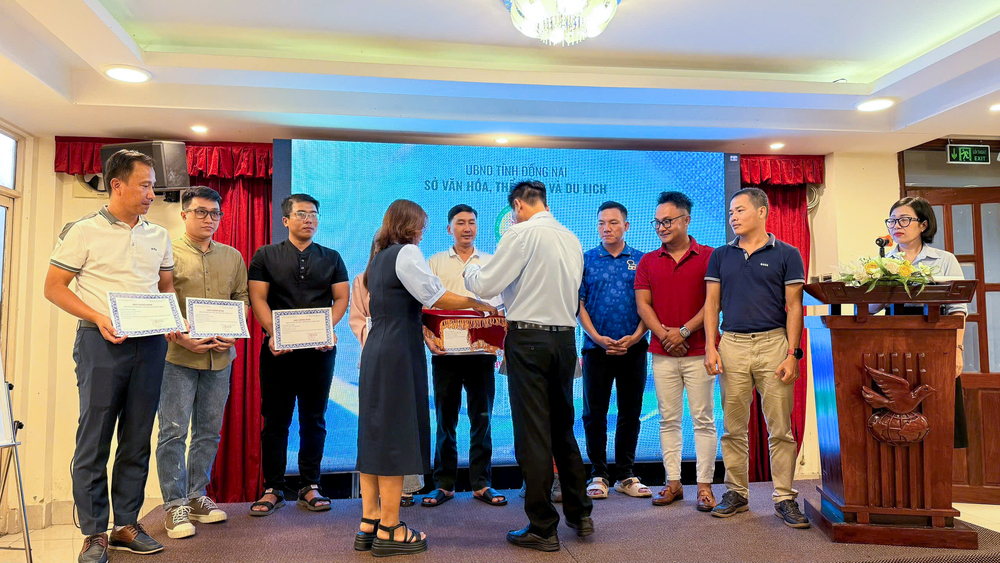 Trao chứng nhận cho các hướng dẫn viên hoàn thành khóa Cập nhật kiến thức tại Đồng Nai