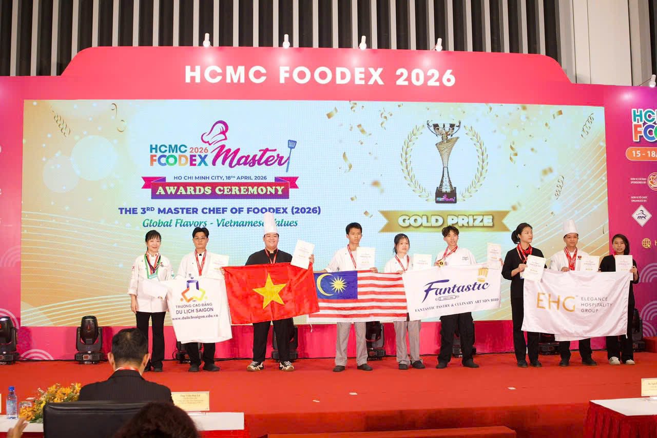 Trao giải cho Cựu sinh viên Võ Tuấn Anh (CDBE04N2) và Tô Điền Sơn (CDBE04N2) đạt Giải Vàng đồng đội