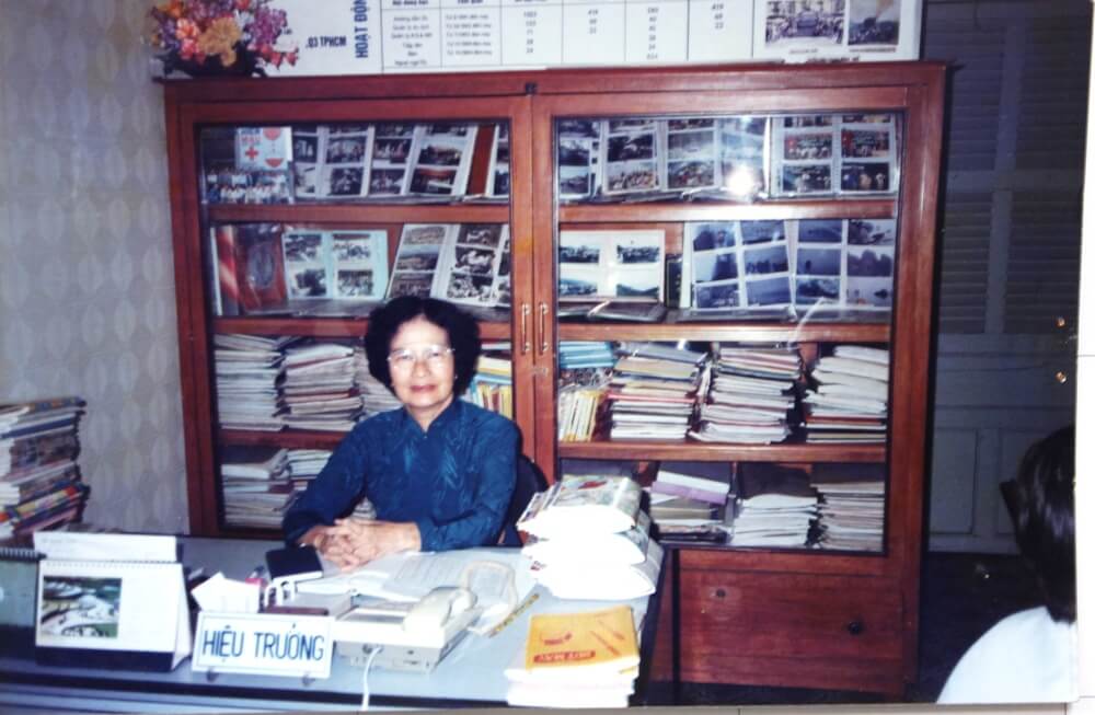 co Quynh ngoi trong van phong