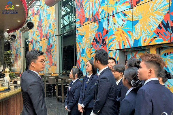 Cơ hội việc làm ngành Quản trị Khách sạn rộng mở ở nhiều vị trí từ Lễ tân đến Quản lý F&B