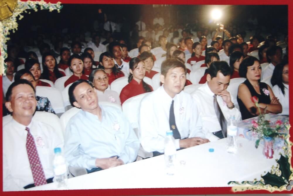 giang vien ve tham du 20.11.2004