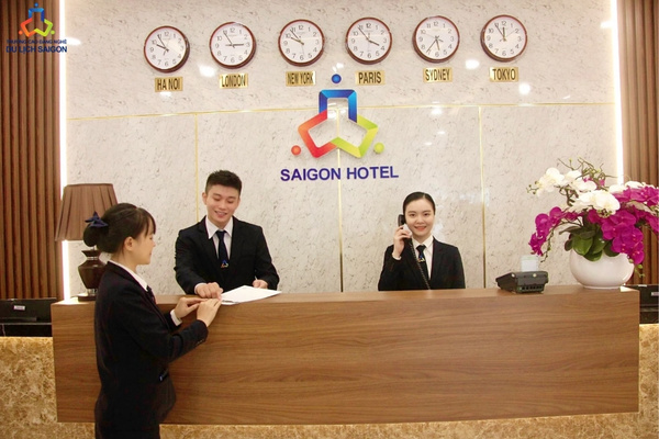 Sinh viên học Quản trị Khách sạn tại trường Cao đẳng Du lịch Sài Gòn được thực hành tại hệ thống phòng thực hành mẫu hiện đại