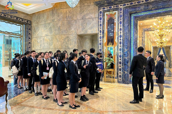 Ngành Quản trị Khách sạn rèn luyện bộ kỹ năng đa dạng từ giao tiếp, lãnh đạo đến ngoại ngữ thực chiến