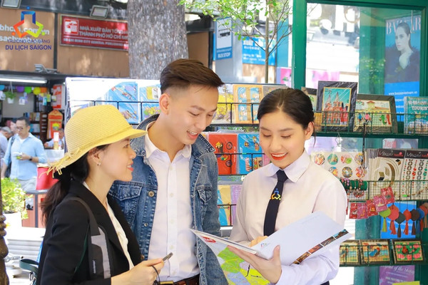 Kỹ năng giao tiếp giúp sinh viên ngành Quản trị Lữ hành tạo ấn tượng chuyên nghiệp với khách hàng