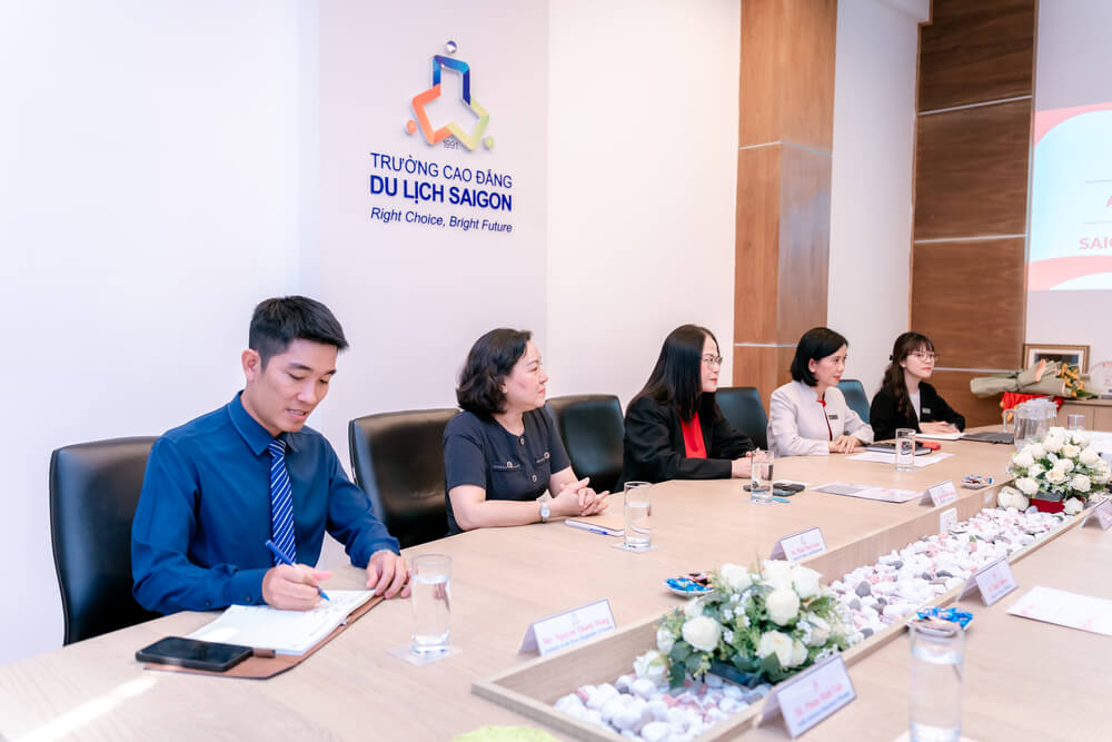 Ban Giám hiệu, đại diện Khoa Khách sạn – Nhà hàng và Bộ môn Kỹ thuật Chế biến Món ăn đón tiếp Công ty Ajinomoto Việt Nam