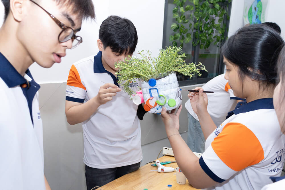 Các vật liệu cũ được sinh viên sáng tạo để tái sử dụng