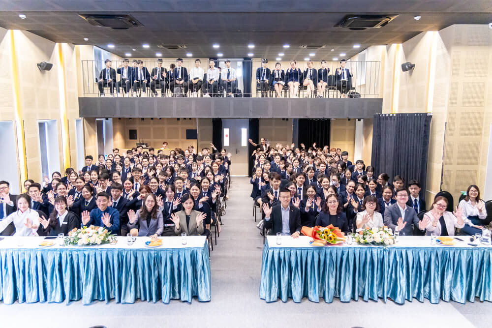Chụp ảnh lưu niệm sau chuyên đề “START YOUR GLOBAL CAREER”