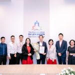 Đại diện Cao đẳng Du lịch Sài Gòn và Công ty Ajinomoto Việt Nam chụp ảnh lưu niệm nhân chuyến tham quan và làm việc