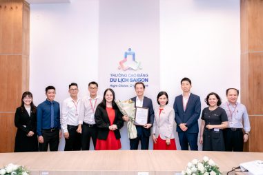 Đại diện Cao đẳng Du lịch Sài Gòn và Công ty Ajinomoto Việt Nam chụp ảnh lưu niệm nhân chuyến tham quan và làm việc