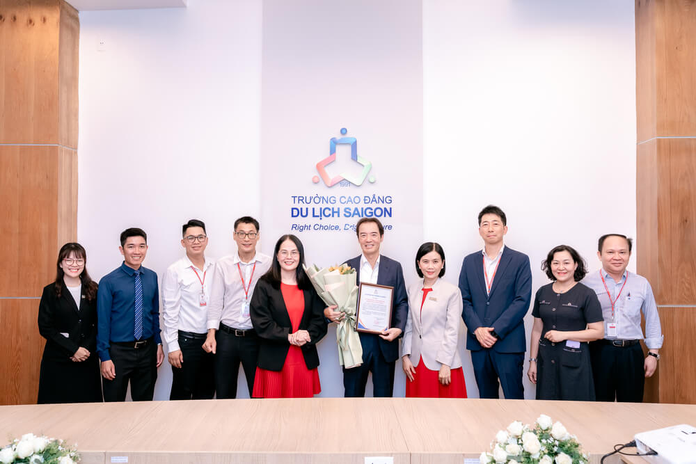 Đại diện Cao đẳng Du lịch Sài Gòn và Công ty Ajinomoto Việt Nam chụp ảnh lưu niệm nhân chuyến tham quan và làm việc