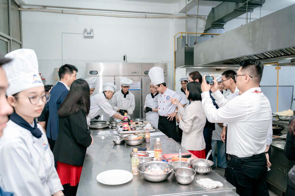 Đoàn khách tham quan các lớp thực hành nấu ăn, giao lưu cùng giảng viên và sinh viên chuyên ngành Kỹ thuật Chế biến Món ăn
