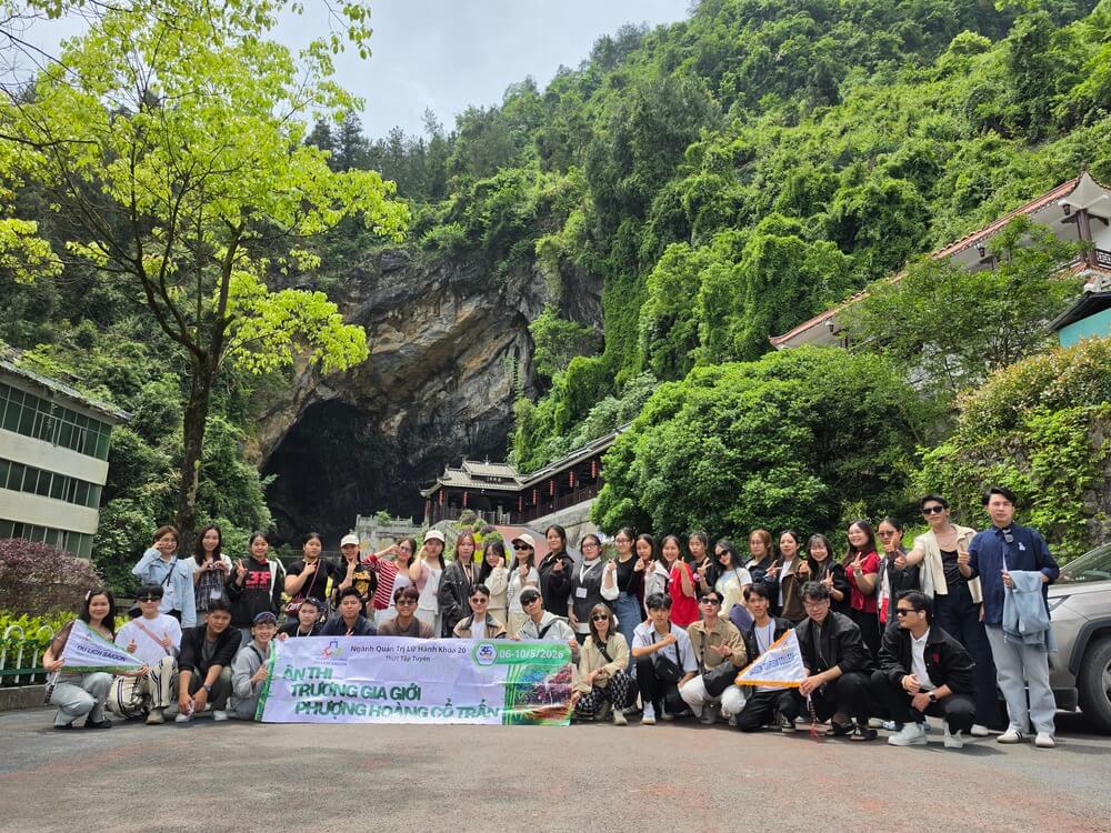 Sinh viên check in tại Trương Gia Giới