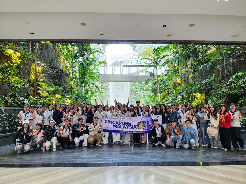Sinh viên check in tại thác nước sân bay Changi – Singapore