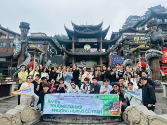 Sinh viên checkin tại Khu trung tâm Phượng Hoàng Cổ Trấn