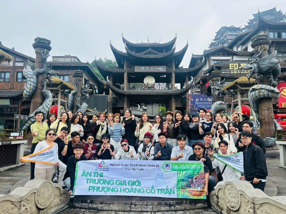 Sinh viên checkin tại Khu trung tâm Phượng Hoàng Cổ Trấn
