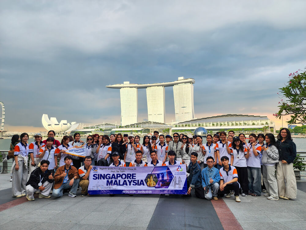 Sinh viên checkin tại Khu vực Marina Bay Sands