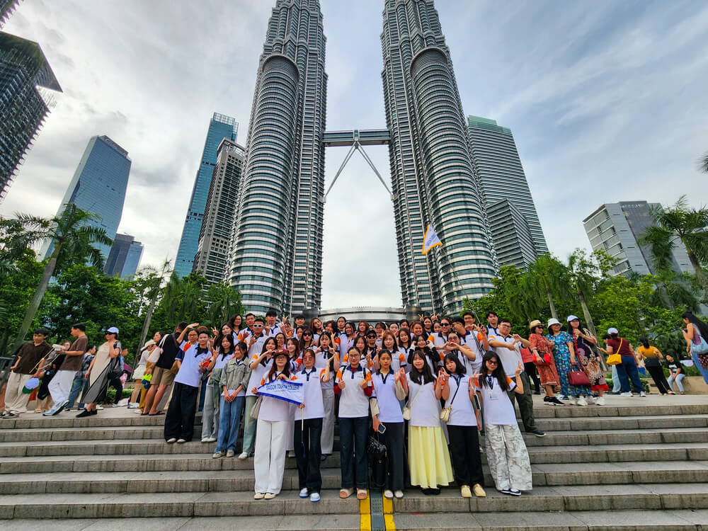 Sinh viên checkin tại Petronas Twin Towers