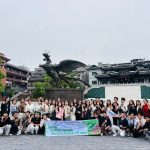 Sinh viên checkin tại Phượng Hoàng Cổ Trấn
