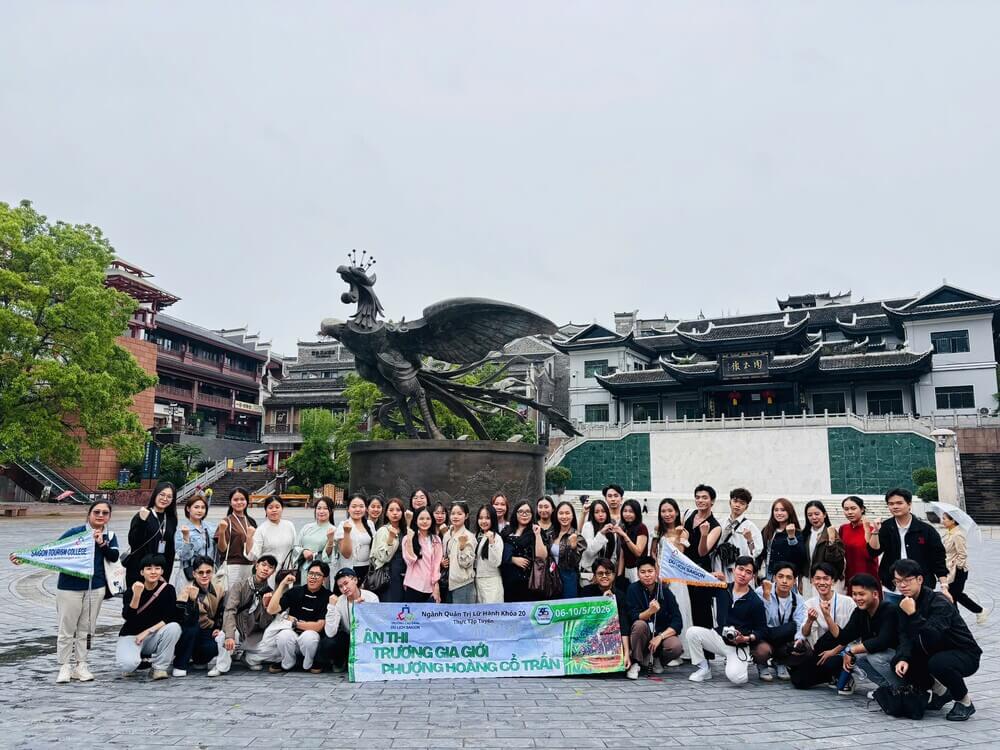 Sinh viên checkin tại Phượng Hoàng Cổ Trấn
