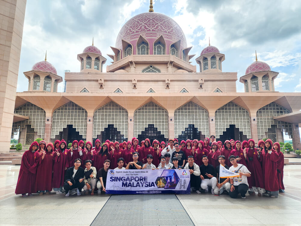 Sinh viên checkin tại Thánh đường Hồi giáo Putra Mosque