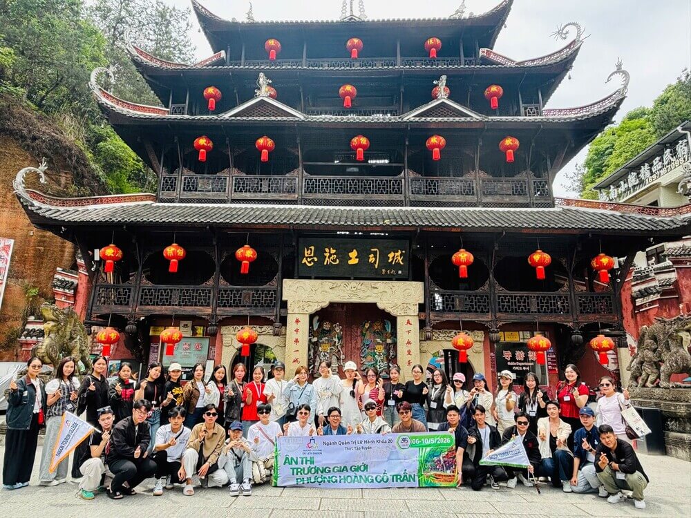 Sinh viên checkin tại Thổ Ty Thành