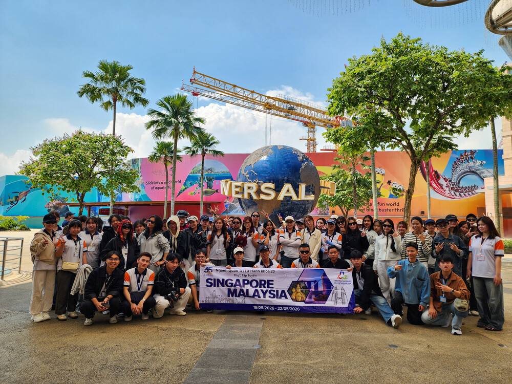 Sinh viên checkin tại đảo Sentosa