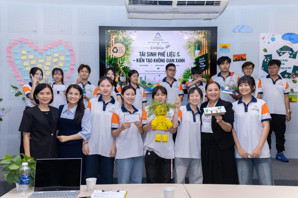 Sinh viên chụp ảnh lưu niệm cùng tác phẩm của mình