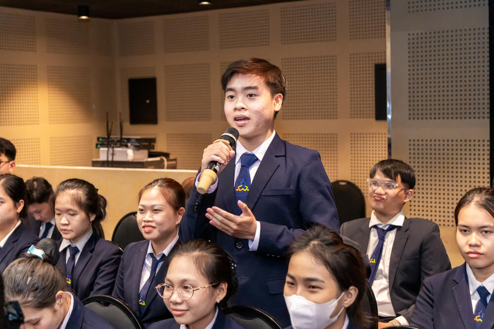 Sinh viên đặt câu hỏi cho diễn giả
