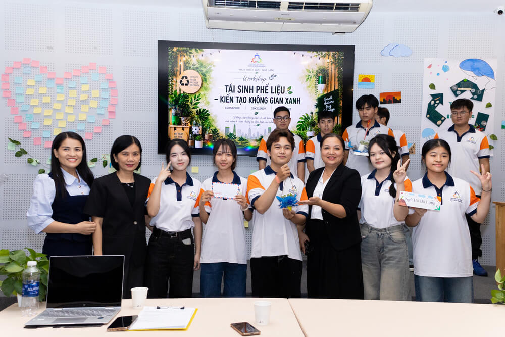 Sinh viên sáng tạo các chậu cây xinh