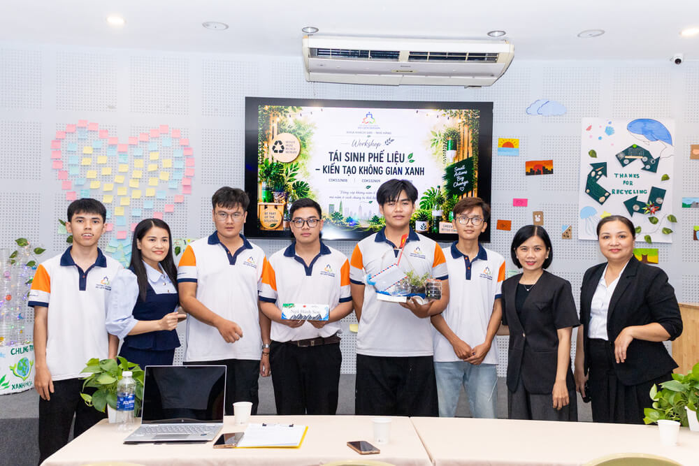 Sinh viên tự do sáng tạo dựa trên vật liệu cũ