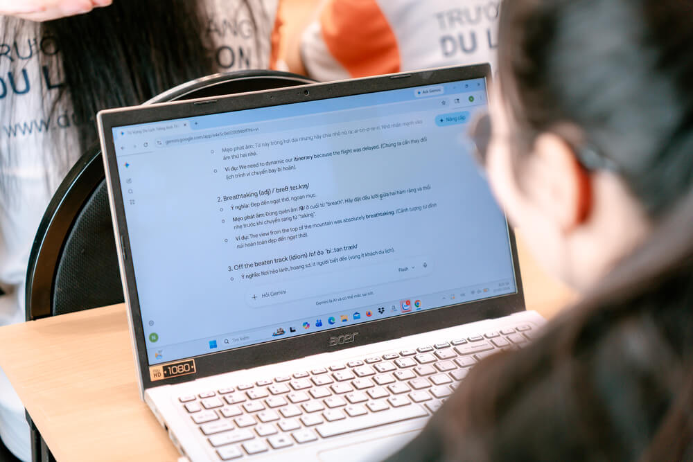 Sinh viên ứng dụng AI trong học tập tiếng Anh trên laptop