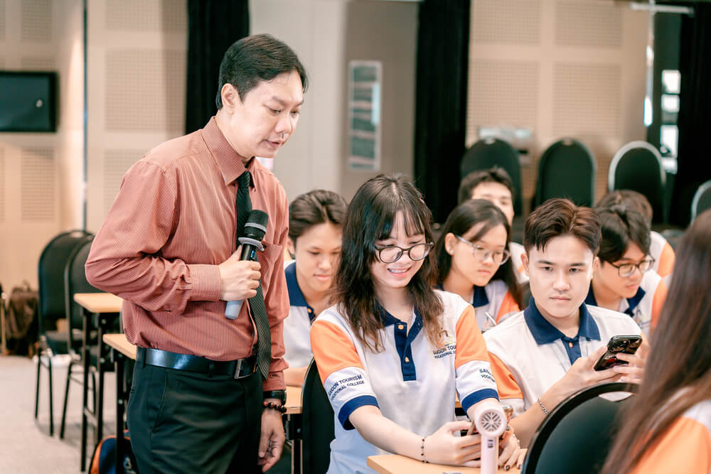 Th.S Nguyễn Trọng Hoàng hướng dẫn sinh viên ứng dụng AI trong học tập tiếng Anh