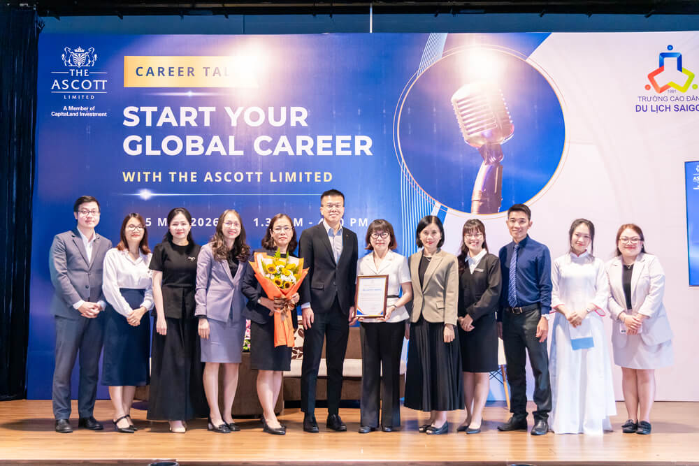 The Ascott Limited và Trường cùng chụp ảnh lưu niệm
