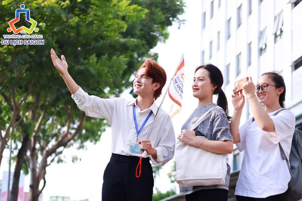 Hướng dẫn viên du lịch là người trực tiếp dẫn đoàn khách tham quan tại các điểm đến