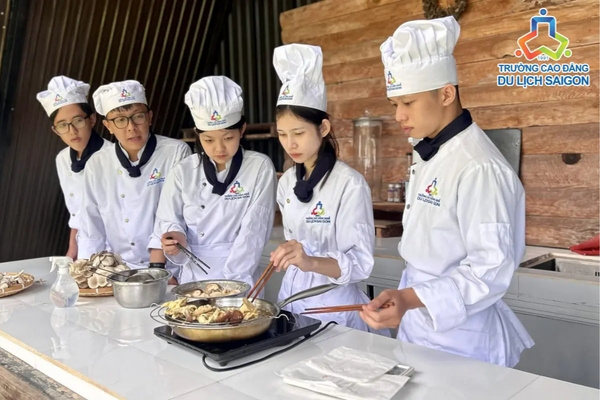 Nghề đầu bếp đòi hỏi kỹ thuật chế biến, kiểm soát chất lượng thực phẩm và vận hành bếp