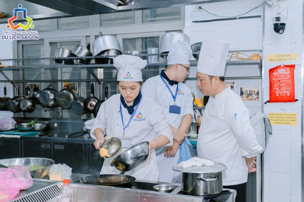 Đầu bếp cần có khả năng điều phối công việc và tư duy quản lý