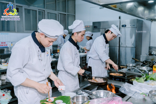 Nghề đầu bếp mở ra cơ hội việc làm đa dạng từ nhà hàng, khách sạn đến bếp ăn doanh nghiệp
