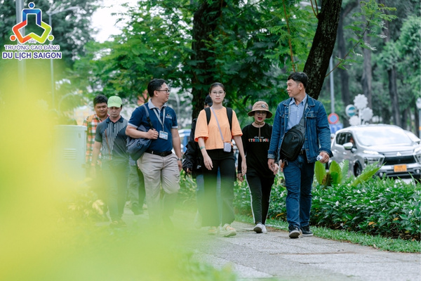 Hướng dẫn viên du lịch tại Việt Nam với mức thu nhập hấp dẫn