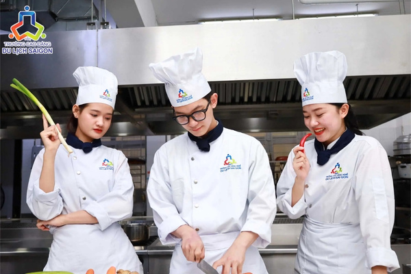 Sinh viên chuyên ngành Kỹ thuật Chế biến Món ăn thực hành tại Phòng bếp nóng chuyên nghiệp