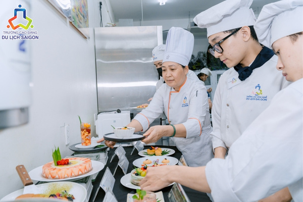 Trường Cao đẳng Du lịch Sài Gòn đào tạo đầu bếp chuyên nghiệp với bếp thực hành hiện đại