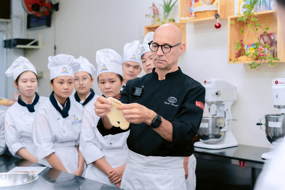 Chef David Broutin hướng dẫn sinh viên làm bánh