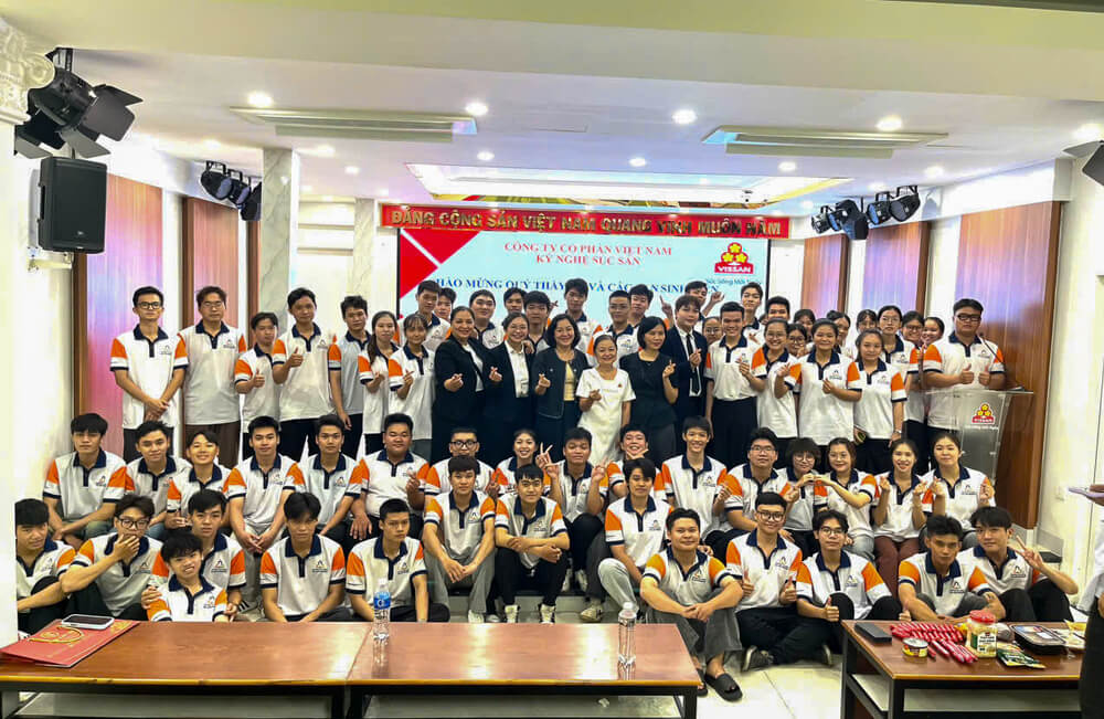 Chụp ảnh lưu niệm tập thể tại chuyến tham quan, học tập thực tế đầy ý nghĩa tại nhà máy VISSAN