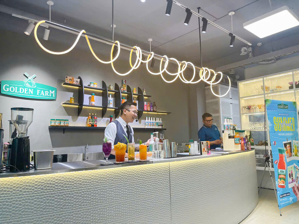 Chuyên gia Golden Farm hướng dẫn pha chế