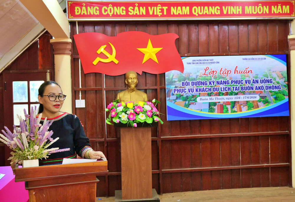 Đại diện Trung tâm Cung ứng Dịch vụ sự nghiệp công phường Buôn Ma Thuột phát biểu tại Lớp tập huấn bồi dưỡng kỹ năng phục vụ ăn uống cho khách du lịch tại Buôn Akô Dhông